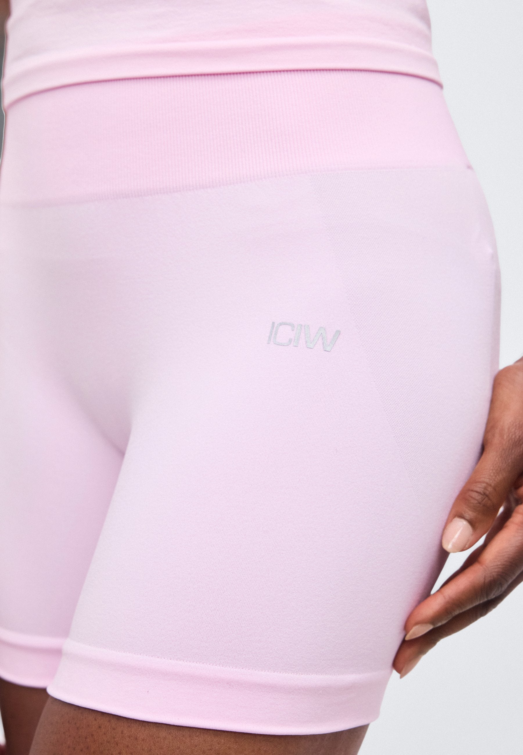 ICANIWILL SMOOTH SEAMLESS MIDI SHORTS
