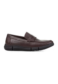 Braune Leder-Loafers mit gestepptem Design, featuring ein glattes Obermaterial und eine strukturierte schwarze Gummisohle. Klassischer Slipper-Stil.