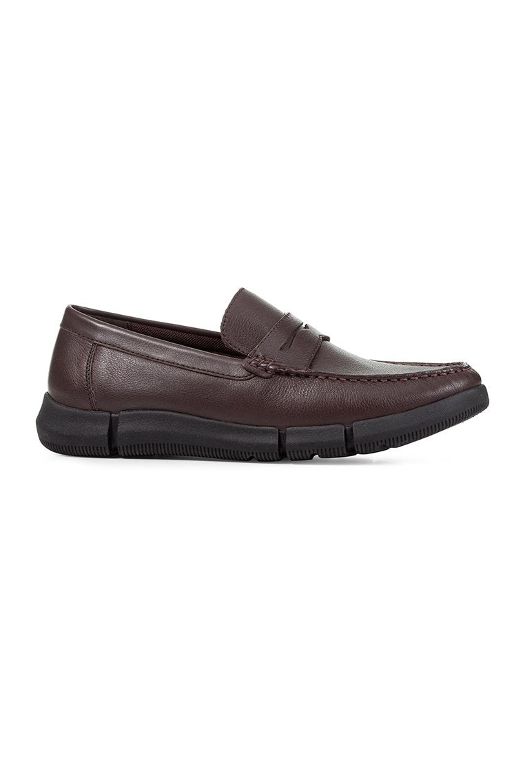 Braune Leder-Loafers mit gestepptem Design, featuring ein glattes Obermaterial und eine strukturierte schwarze Gummisohle. Klassischer Slipper-Stil.