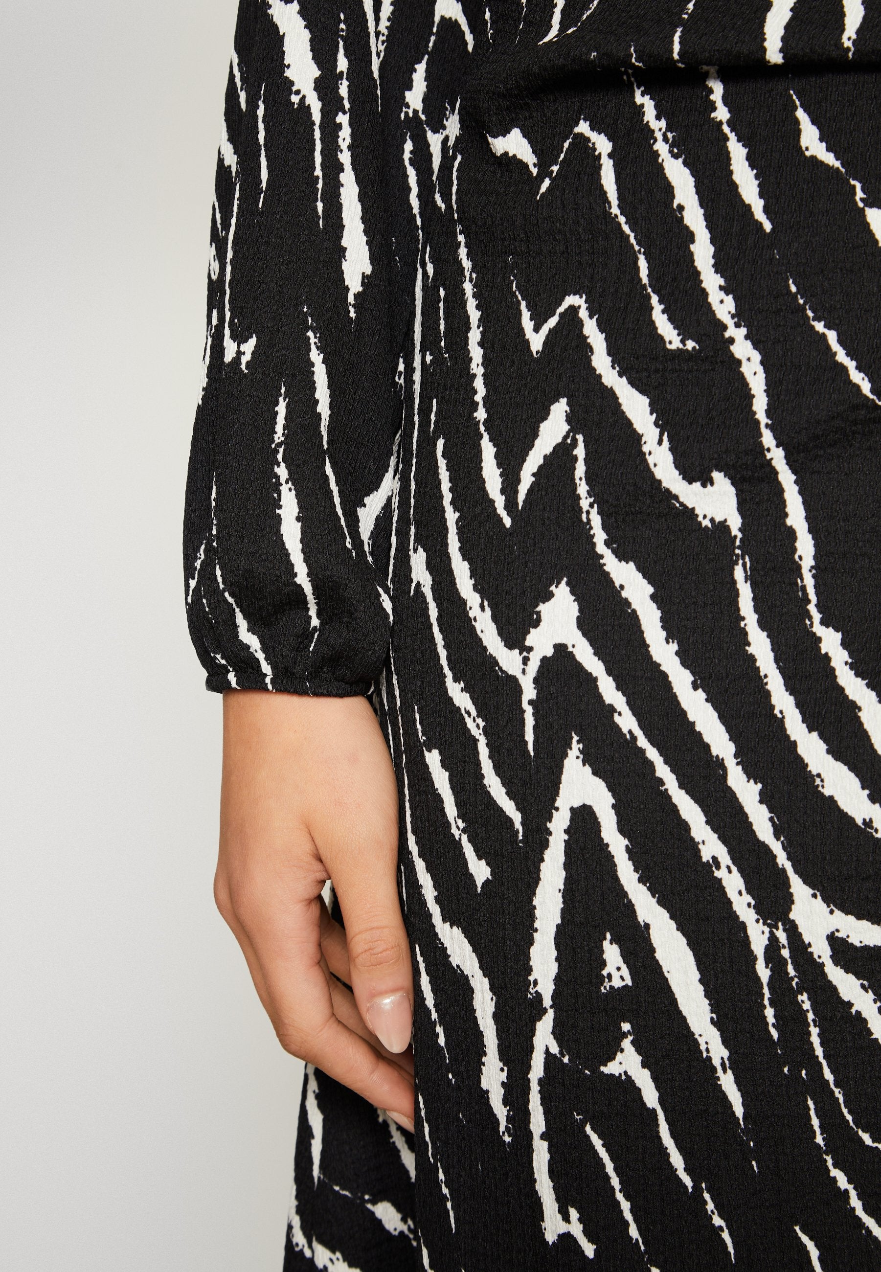 CARJOLA WRAP DRESS Media 6