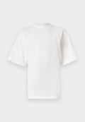 Weißes kurzärmliges Baumwoll-T-Shirt mit hohem Kragen und geradem Schnitt. Keine sichtbaren Muster oder Akzente. Nahtdetails an den Schultern.