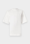 Weißes kurzärmliges Baumwoll-T-Shirt mit hohem Kragen und geradem Schnitt. Keine sichtbaren Muster oder Akzente. Nahtdetails an den Schultern.