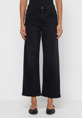 Schwarze Jeans im weit geschnittenen Design mit hoher Taille und Fronttaschen. Glatte Textur, mit einem einzelnen Vorderknopf und ohne Verzierungen.