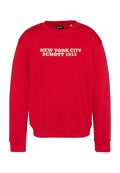 Roter Sweatshirt aus weichem Stoff mit Rundhalsausschnitt und gerippten Bündchen. Auf der Vorderseite steht in beigem Schriftzug "NEW YORK CITY SCHOTT 1913".
