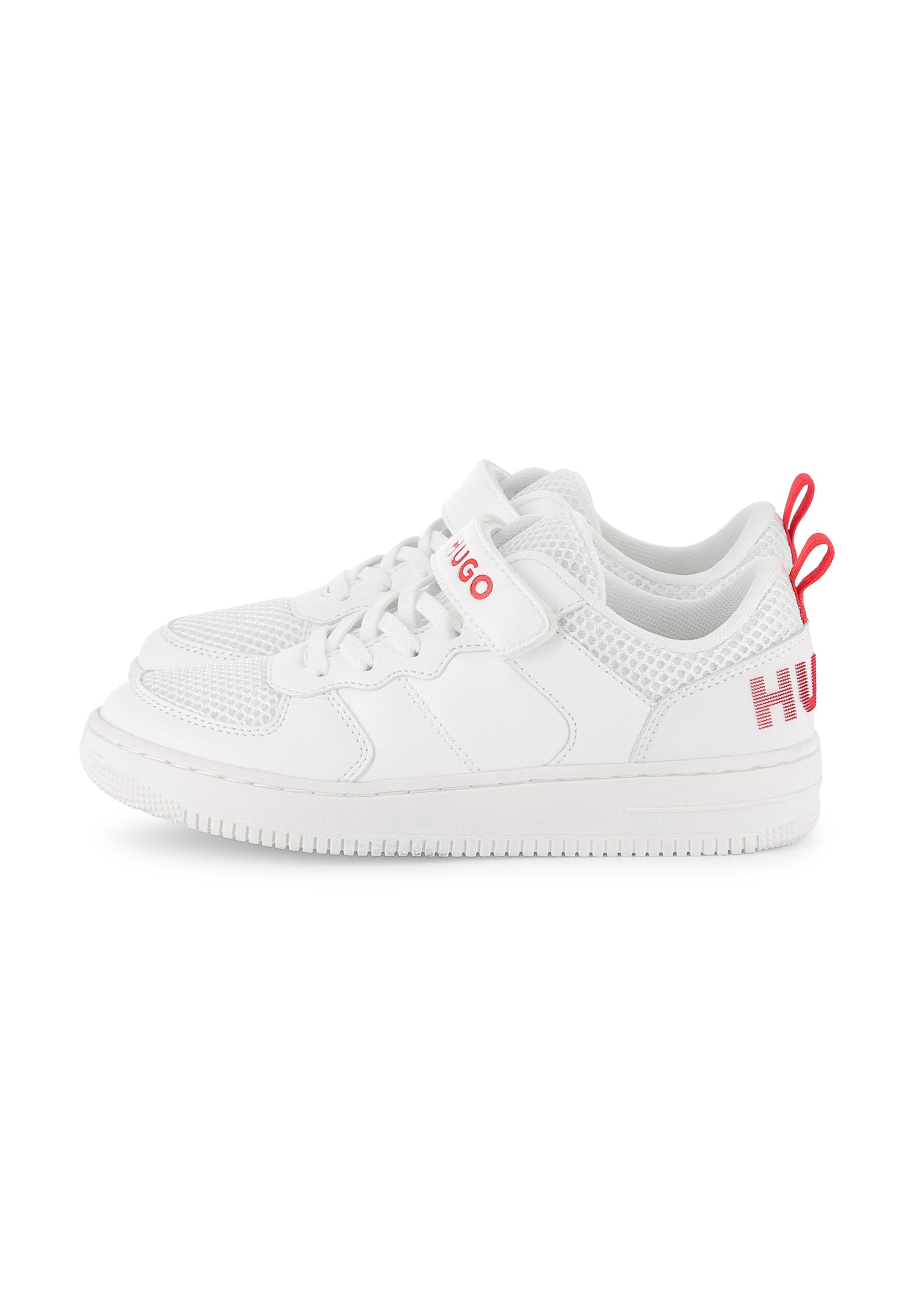 Weiße Sportschuhe mit Mesh-Akzenten, strukturiertem Zehenkappen und kontrastierendem roten "HUGO"-Branding an der Seite und der Ferse.