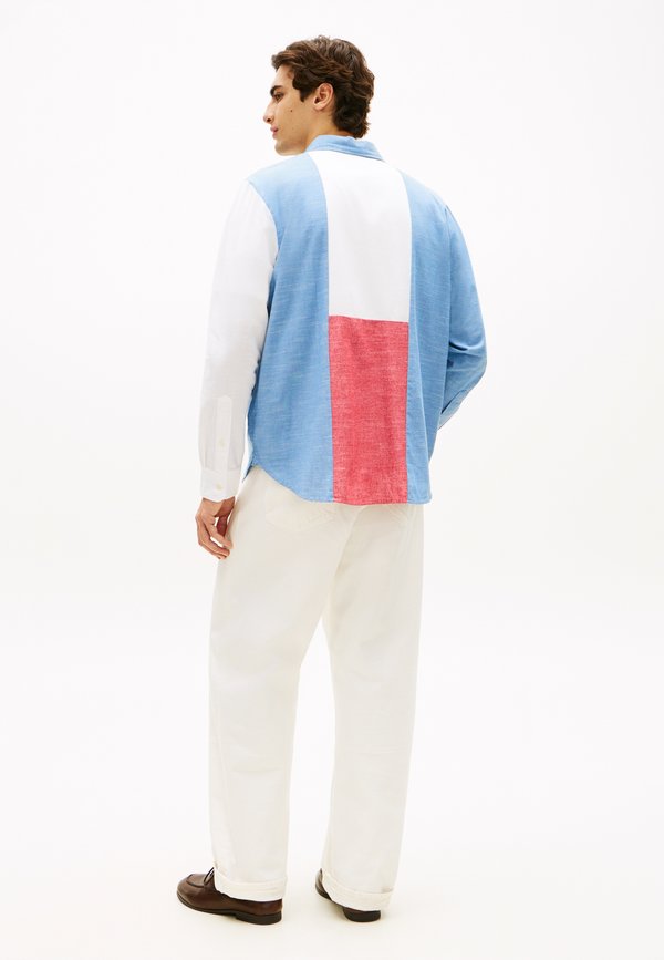 Tommy Hilfiger RELAXED FIT COLOUR-BLOCKED CHAMBRAY SHIRT