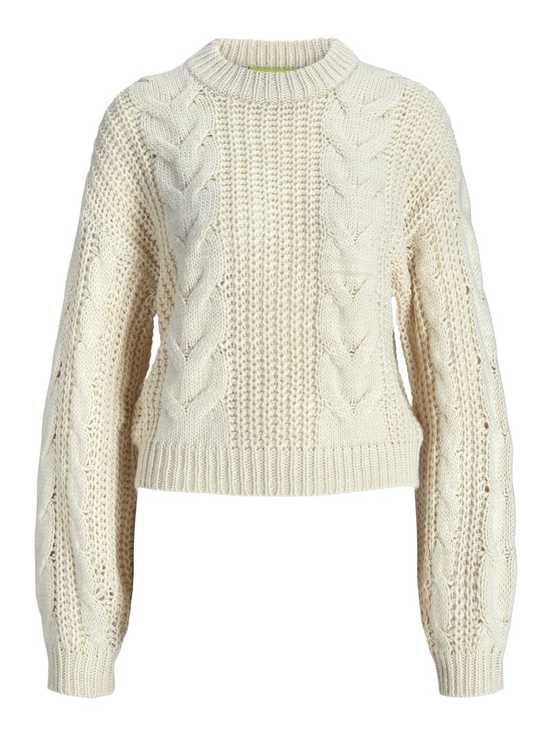 Elfenbeinfarbener grob gestrickter Pullover mit geflochtenen Zopfmustern auf Vorderseite und Ärmeln, gerippter Kragen, Bündchen und Saum.