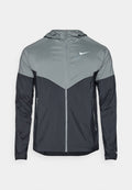 Nike Kapuzenjacke mit einem Farbverlauf-Design, das im oberen Bereich hellgrau und im unteren Bereich dunkelgrau ist. Hergestellt aus glattem, leichtem Material, mit Reißverschluss.