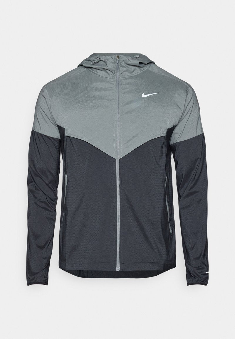 Nike Kapuzenjacke mit einem Farbverlauf-Design, das im oberen Bereich hellgrau und im unteren Bereich dunkelgrau ist. Hergestellt aus glattem, leichtem Material, mit Reißverschluss.