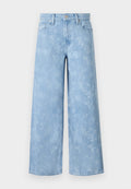 Helleblaue weite Jeans mit einem verblassten floralen Muster, fünf Taschen und einem Knopfverschluss an der Taille. Denimstoff mit leichtem Textur.