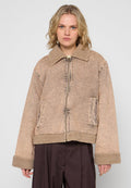 Beige kurzes Jackett mit einem Pelzbesatz am Kragen und an den Bündchen, ausgestattet mit einem Frontreißverschluss und Seitentaschen, gefertigt aus strukturiertem Denim-Stoff.
