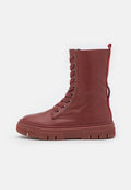 Rote Leder-Stiefelette mit runder Zehenpartie, Schnürung vorne und geriffelter Plattformsohle. Verfügt über eine Schlaufe an der Rückseite für ein einfaches Anziehen.