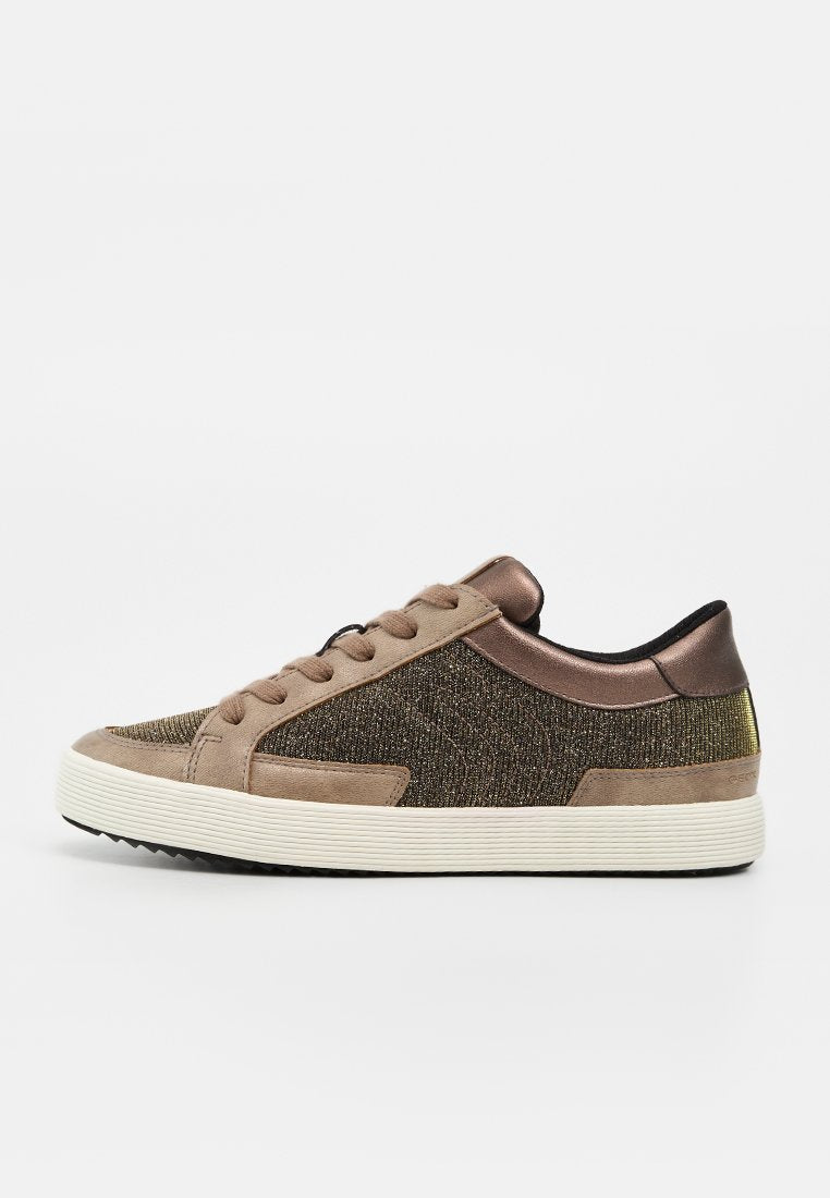 Legerer Low-Top-Sneaker mit beigen Schnürsenkeln, metallisch bronzefarbenen Stoffeinsätzen, Wildlederdetails und einer weißen, geriffelten Sohle.
