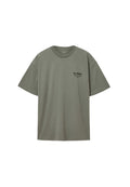 Olivgrünes T-Shirt mit kurzen Ärmeln und Rundhalsausschnitt mit kleinem schwarzem "ALLSAINTS"-Logo auf der linken Brust.