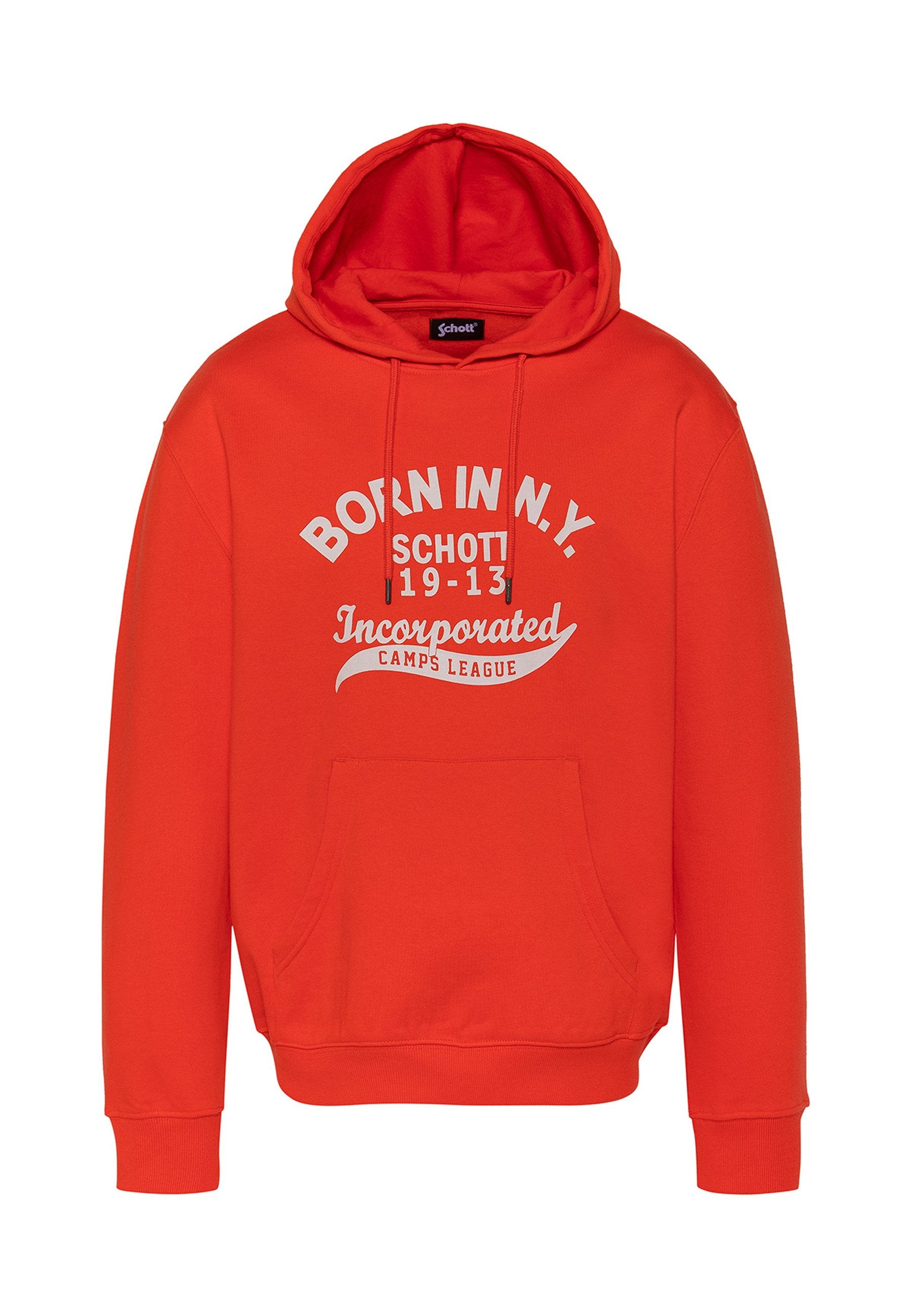 Helles rotes Kapuzen-Sweatshirt mit weißem Text "Born in N.Y. Schott 19-13 Incorporated Camps League" und Kängurutasche vorne.