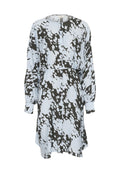 Knopfkleid in Hellblau mit Schwarz-Weiß-abstractmuster. Verfügt über lange Ärmel und eine taillierte Taille für eine entspannte Silhouette.