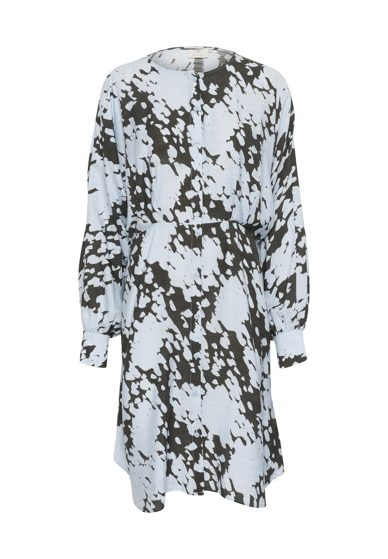 Knopfkleid in Hellblau mit Schwarz-Weiß-abstractmuster. Verfügt über lange Ärmel und eine taillierte Taille für eine entspannte Silhouette.
