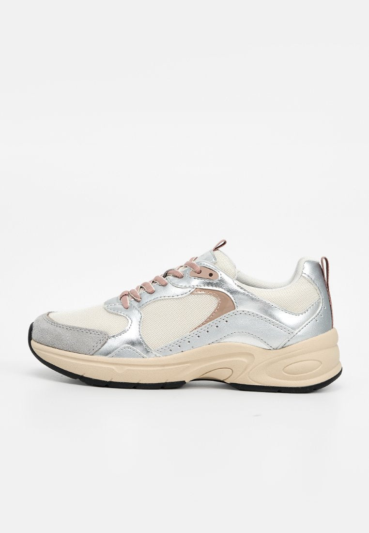 Freizeit-Sneaker mit silbernem Metallic- und beigem Mesh-Obermaterial, hellbrauner Wildlederkappe, beiger Sohle, rosafarbenen Schnürsenkeln und schwarzer Gummiaußensohle.