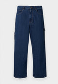 Dunkelblaue Denim-Cargohosen mit lockerer Passform, seitlichen Taschen, geraden Beinen und sichtbaren Nähten entlang der Säume.