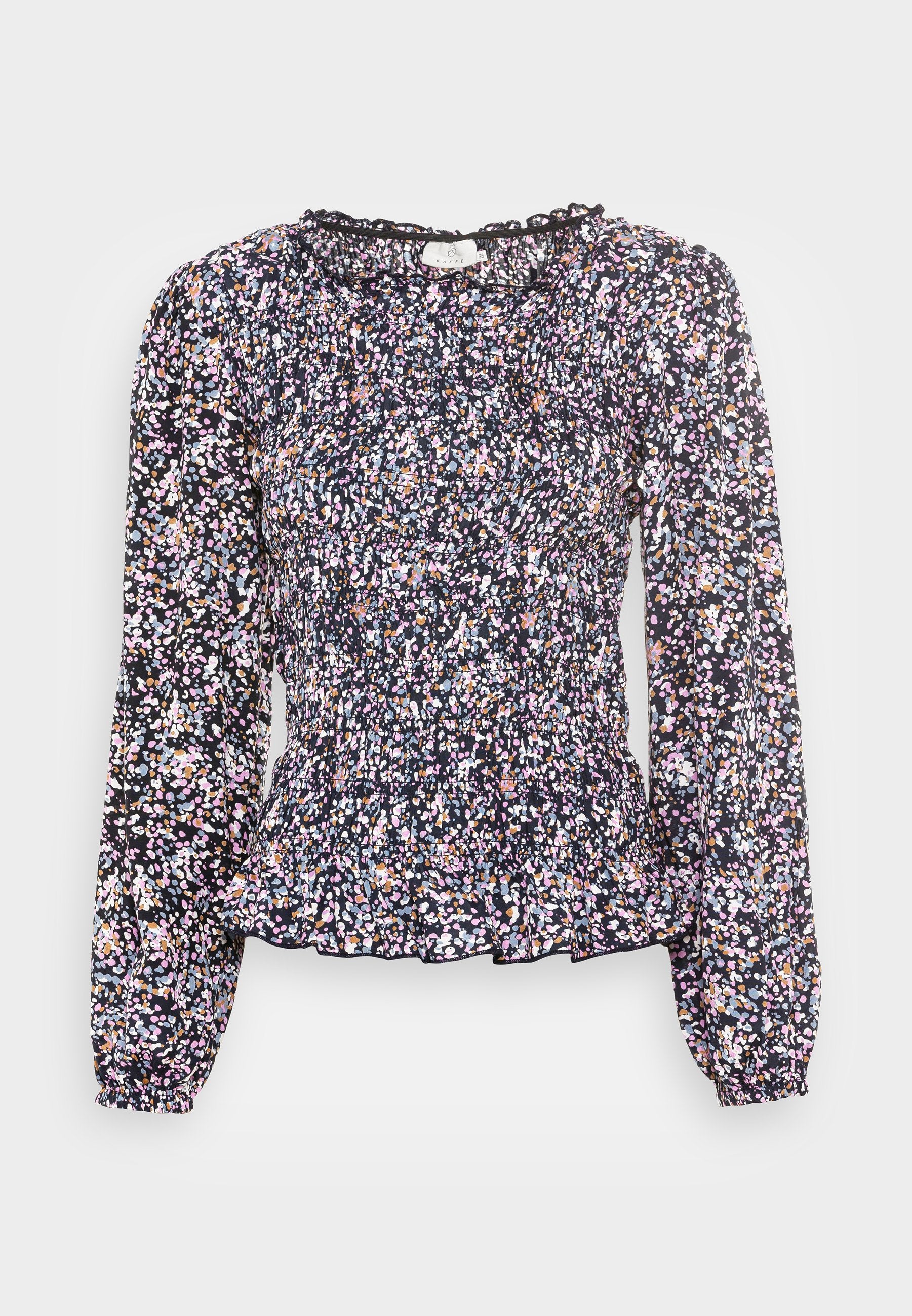 Bluse mit floralem Muster aus dunklem Stoff, mit gerafft befestigtem Oberteil, langen Puffärmeln und rüschigem Rundhalsausschnitt. Mehrfarbige Akzente auf schwarzem Hintergrund.