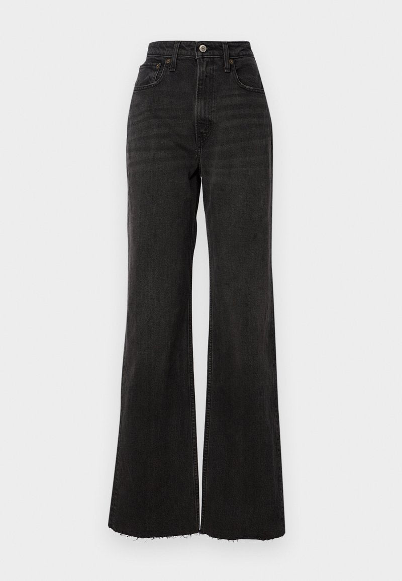 Hoch taillierte schwarze, ausgestellte Jeans aus Denim. Verfügt über einen vorderen Knopfverschluss, fünf Taschen und einen rohen Saum an den Beinen.