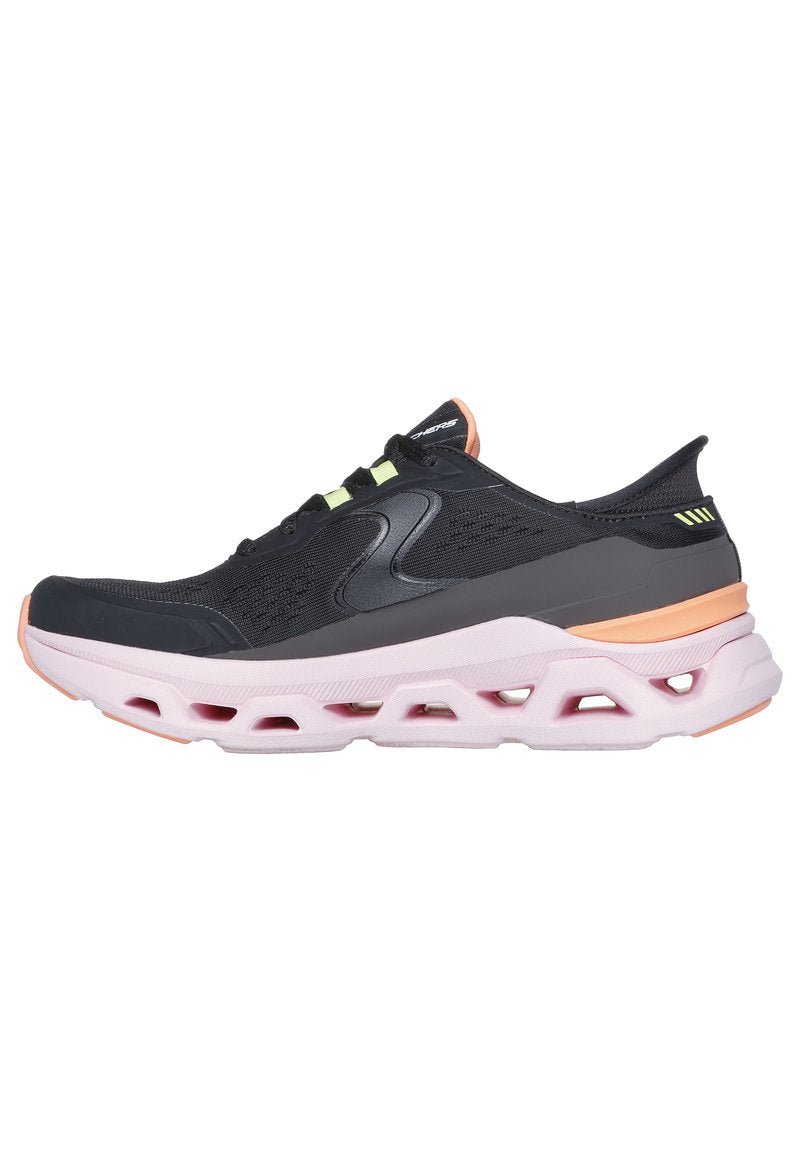 Schwarzer Sportschuh mit einem strukturierten Strick-Obermaterial, limettengrünen Akzenten und einer skulptierten Mittelsohle in Pink und Orange mit Ausschnitten.