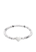 Armband aus weiß-grau marmorierten Perlen mit zentralem, geometrischem Herzanhänger aus Silber und zwei kleinen, runden Silberperlen.