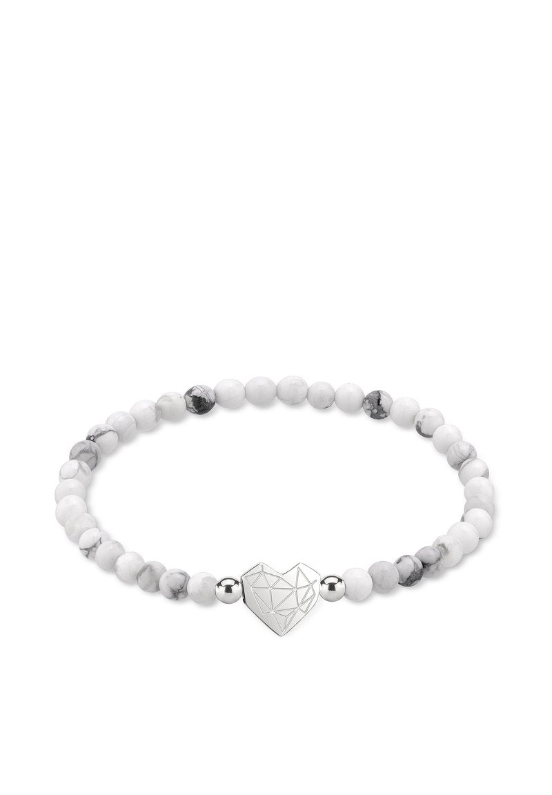 Armband aus weiß-grau marmorierten Perlen mit zentralem, geometrischem Herzanhänger aus Silber und zwei kleinen, runden Silberperlen.