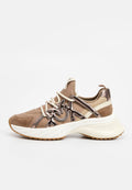 Brauner und beiger Sportschuh mit Obermaterial aus Wildleder und Kunstmaterial, metallischen Akzenten und einer dicken weißen Zwischensohle. Verfügt über eine strukturierte Außensohle.
