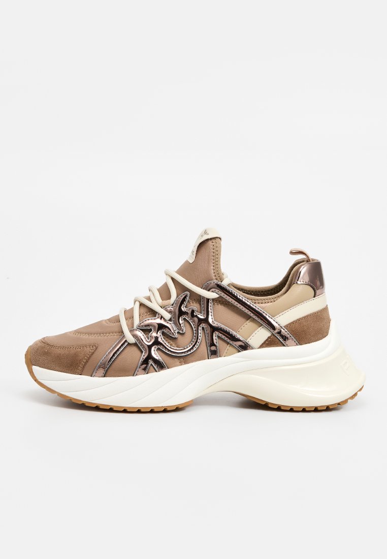 Brauner und beiger Sportschuh mit Obermaterial aus Wildleder und Kunstmaterial, metallischen Akzenten und einer dicken weißen Zwischensohle. Verfügt über eine strukturierte Außensohle.