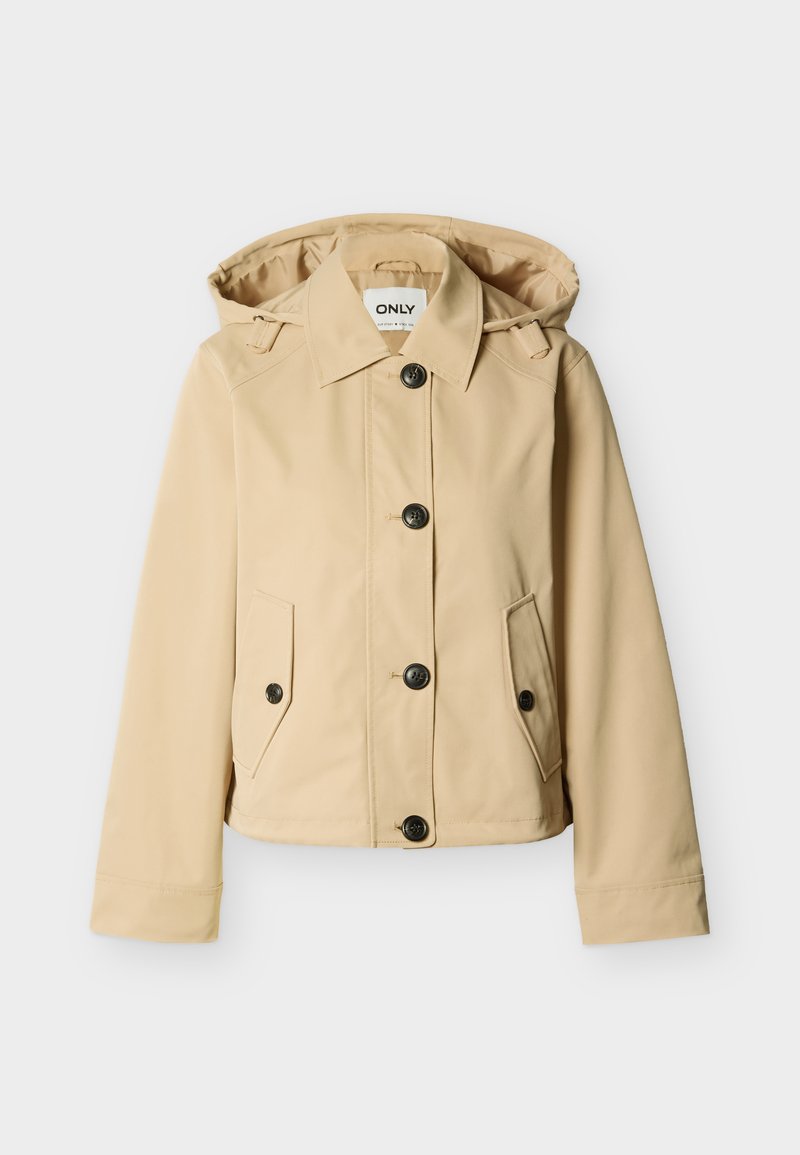 Beige Kapuzenjacke mit langen Ärmeln, Knopfleiste vorne und zwei mit Knöpfen verschlossenen Klappentaschen vor einfarbigem Hintergrund.