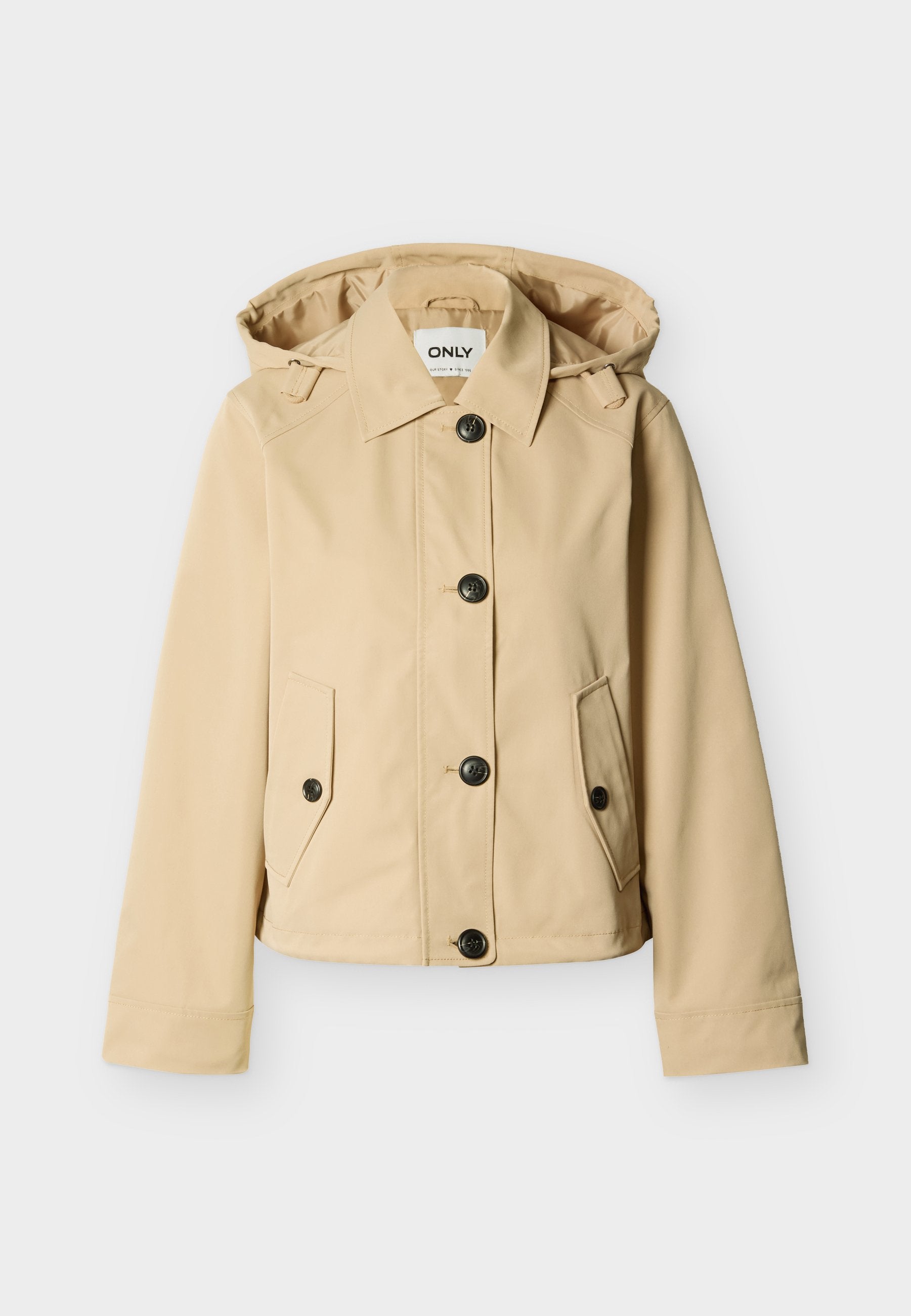 Beige Kapuzenjacke mit langen Ärmeln, Knopfleiste vorne und zwei mit Knöpfen verschlossenen Klappentaschen vor einfarbigem Hintergrund.