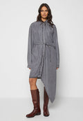 Grau denim Hemdkleid mit langen Ärmeln, tailliertem Mantel, asymmetrischem Saum und Knopfverschluss. Tragen mit braunen ledernen kniehohen Stiefeln.