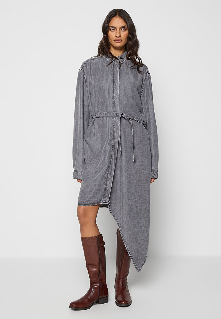 Grau denim Hemdkleid mit langen Ärmeln, tailliertem Mantel, asymmetrischem Saum und Knopfverschluss. Tragen mit braunen ledernen kniehohen Stiefeln.