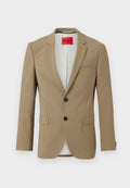 Beiger einreihiger Blazer mit zwei schwarzen Knöpfen, fallendem Revers, zwei Pattentaschen und einem roten "HUGO"-Label im Innenkragen.