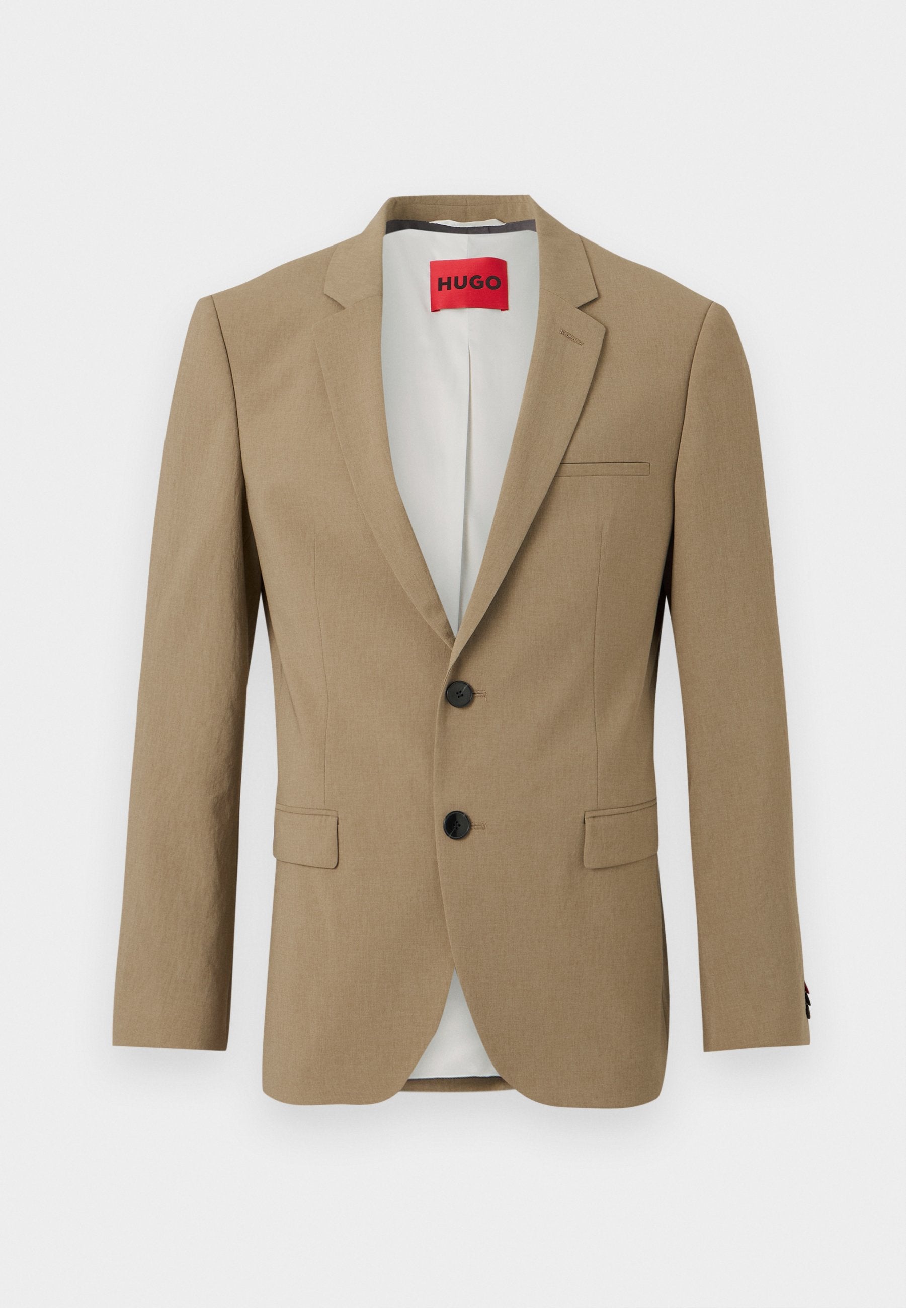 Beiger einreihiger Blazer mit zwei schwarzen Knöpfen, fallendem Revers, zwei Pattentaschen und einem roten "HUGO"-Label im Innenkragen.
