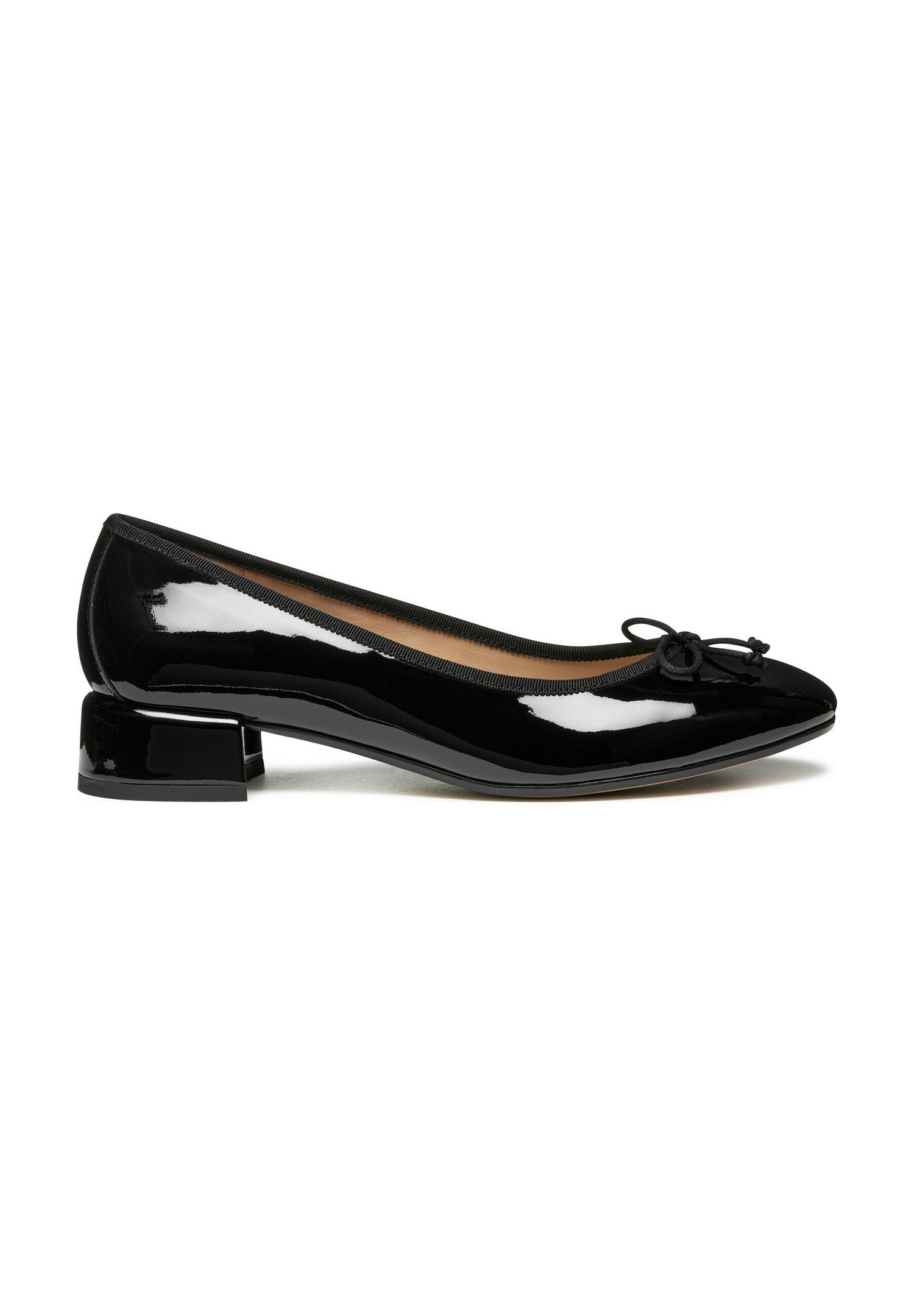 Glänzende schwarze Lacklederschnürschuhe mit niedrigem Blockabsatz und einer Schleifenverzierung an der Spitze. Glattes, abgerundetes Design mit verstärktem Rand.