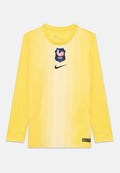Langärmliges gelbes Trikot mit vertikalen Streifen, versehen mit einem blauen Wappenlogo mit einem Hahn und einem schwarzen Nike-Swoosh auf der Vorderseite.