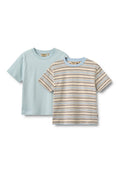 Zwei kurzärmlige Kinder-T-Shirts, eines einfarbig hellblau und eines beige mit blauen und braunen horizontalen Streifen.