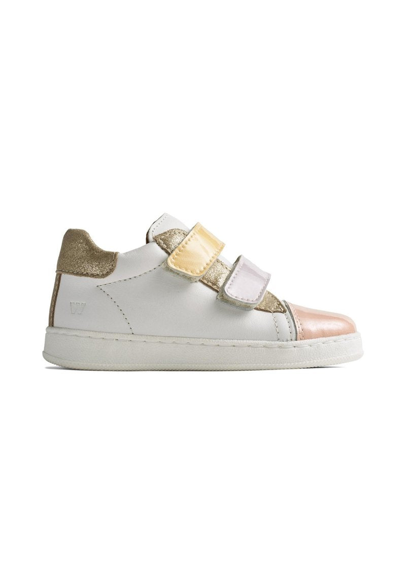 Weißes Leder Sneaker mit goldenen und rosa Akzenten, zwei Klettverschlüssen und einer strukturierten Ferse. Runde Zehenform und Gummisohle.