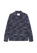 Hemd mit Marine-Muster und langen Ärmeln, das verschiedene Texturen und Designs in Hellblau und Weiß aufweist. Mit Button-Down-Kragen; gekennzeichnet mit "LES DEUX."