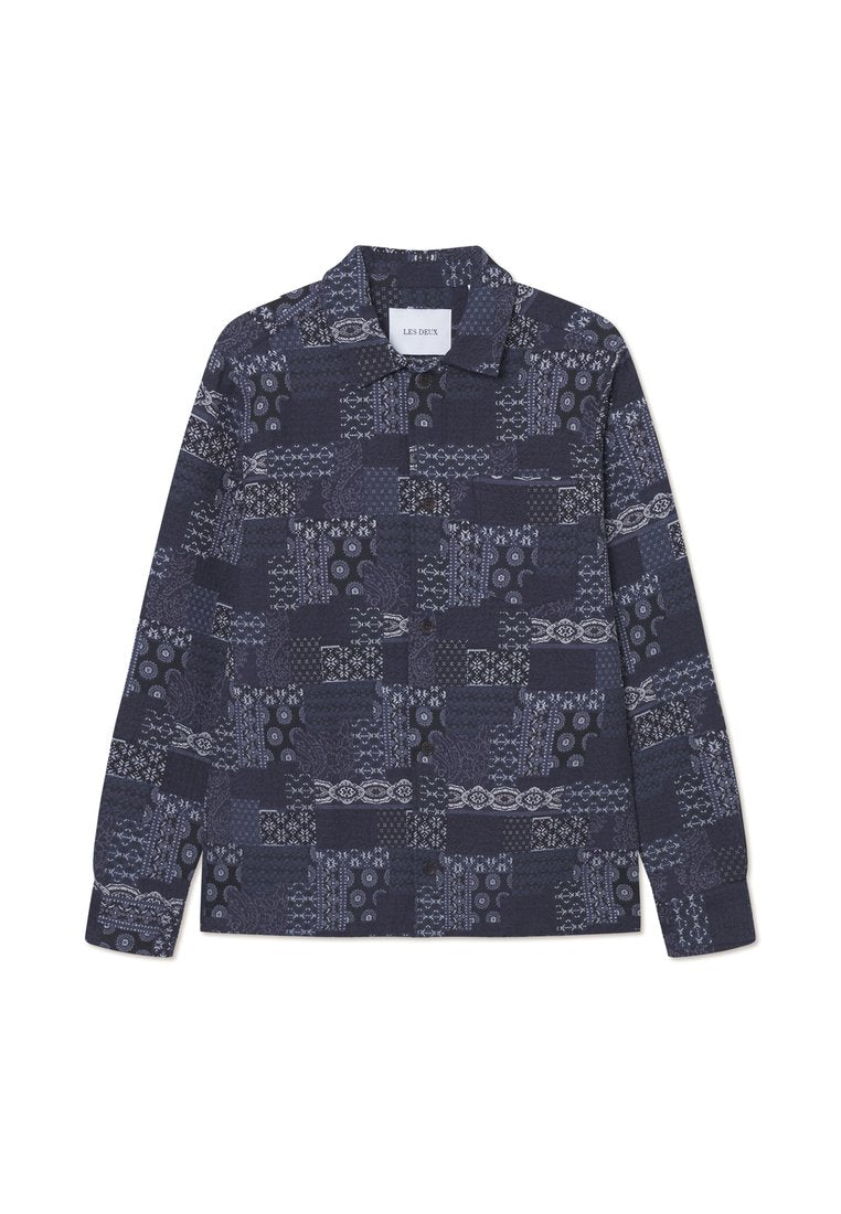 Hemd mit Marine-Muster und langen Ärmeln, das verschiedene Texturen und Designs in Hellblau und Weiß aufweist. Mit Button-Down-Kragen; gekennzeichnet mit "LES DEUX."