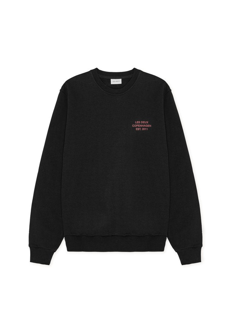 Schwarzer Sweatshirt aus weichem Stoff, mit Rundhalsausschnitt, langen Ärmeln und rotem Text mit der Aufschrift "LES DEUX COPENHAGEN EST. 2011" auf der Brust.