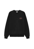 Schwarzer Sweatshirt aus weichem Stoff, mit Rundhalsausschnitt, langen Ärmeln und rotem Text mit der Aufschrift "LES DEUX COPENHAGEN EST. 2011" auf der Brust.