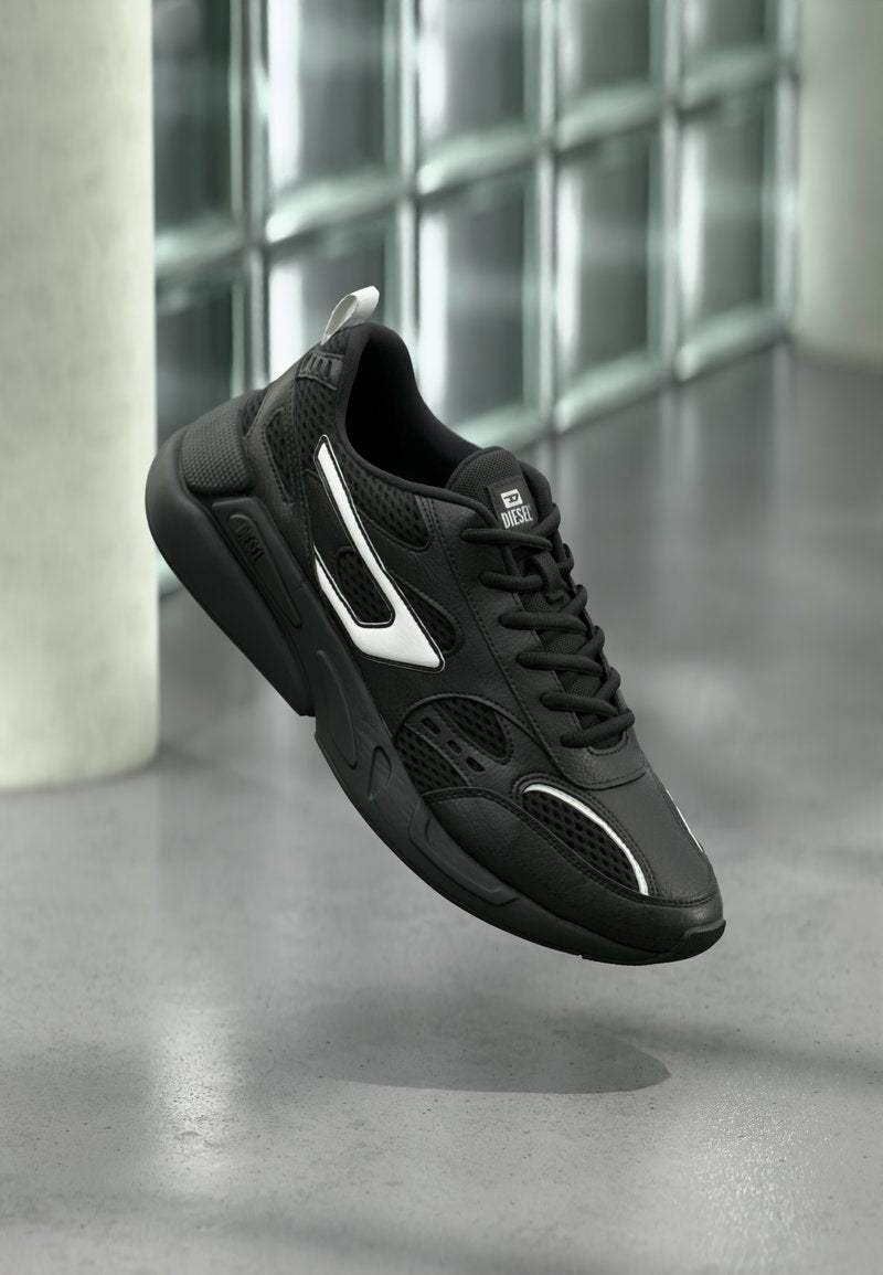 Schwarzer Sportschuh mit mesh-Obermaterial, glatten Lederakzenten und einer Gummisohle mit strukturierten Details. Weißes Logodesign auf der Zunge.