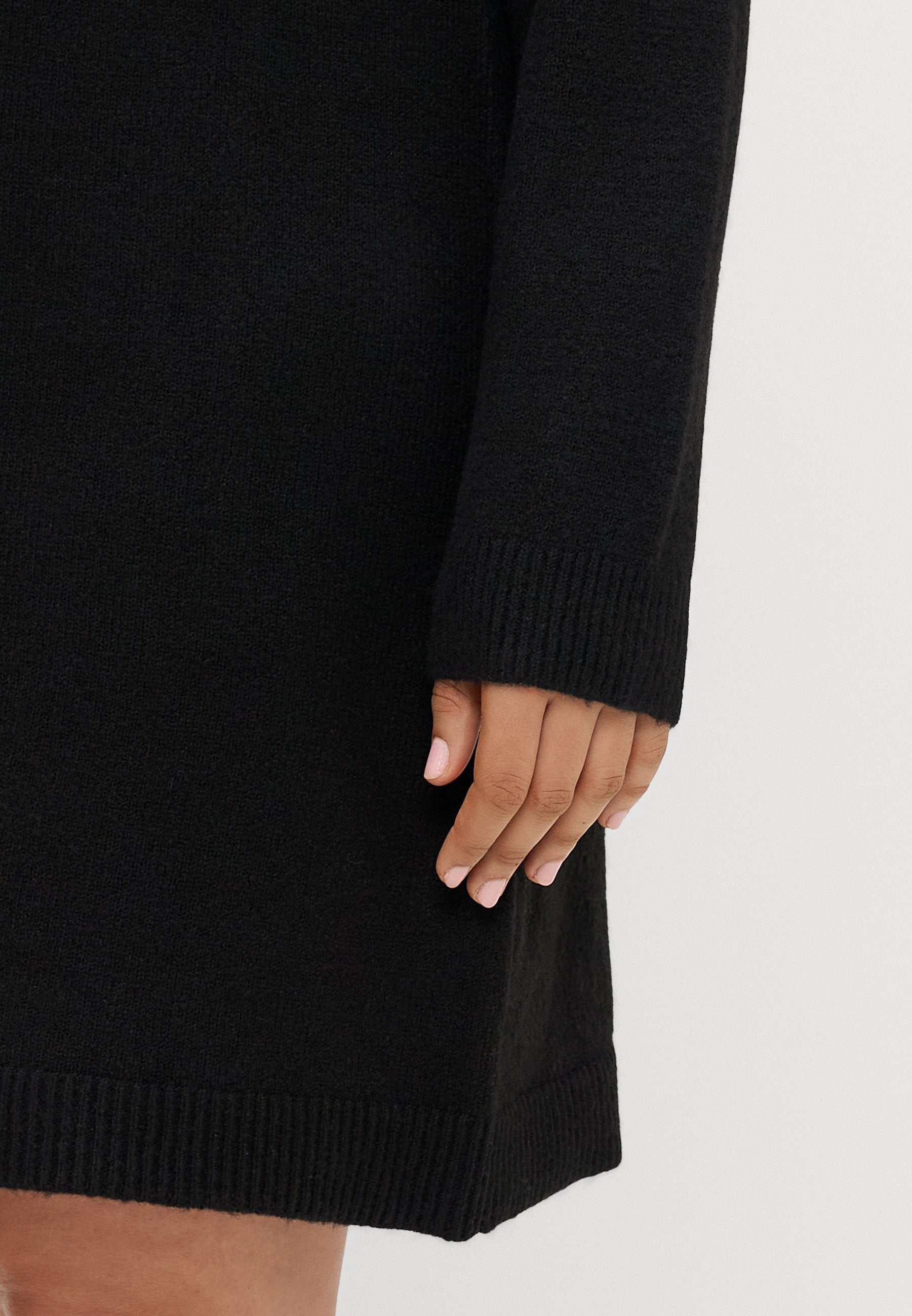 Knitted CARABBY Short Media 6