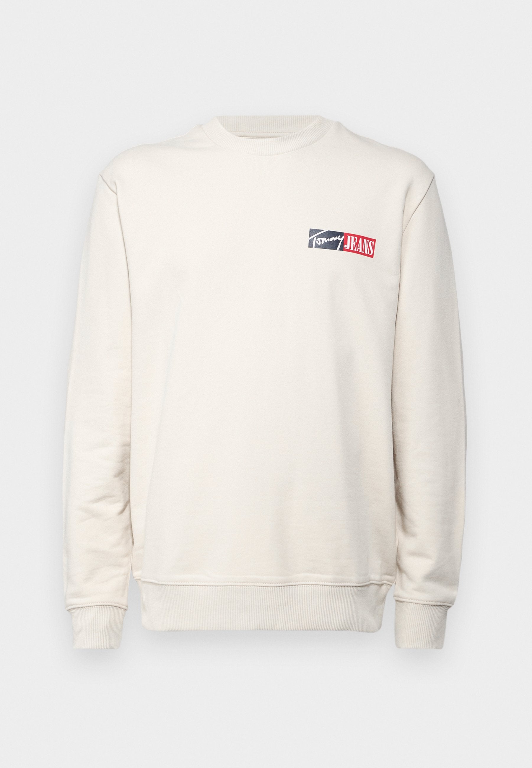 Hellbeige Sweatshirt mit langen Ärmeln, geripptem Rundhalsausschnitt und einem kleinen Logo in Marineblau und Rot auf der linken Brust. Weicher Stoff.