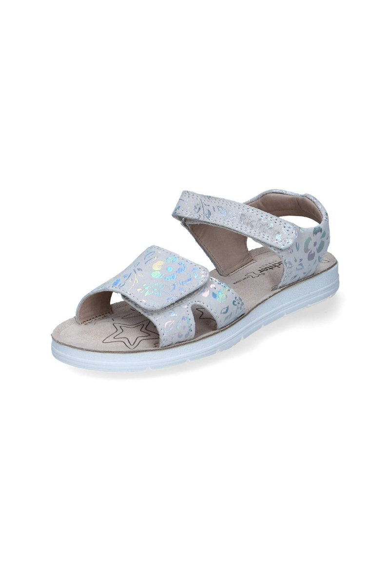 Silberne Sandalen mit holografischen Blumenmustern, verstellbaren Riemen und einer gepolsterten Innensohle auf einer weißen Gummisohle.