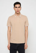 Beige Polo-Shirt mit einem Zwei-Knopf-Verschluss, kontrastierendem gestreiften Kragen und Ärmelkanten. Verfügt über ein kleines Logo auf der Brust.