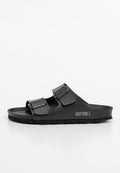 Schwarze Flip-Flops mit zwei verstellbaren Riemen und einem strukturierten Fußbett. Merkmale eine Gummisohle mit dem Namen "BAYTON" in Weiß aufgedruckt.